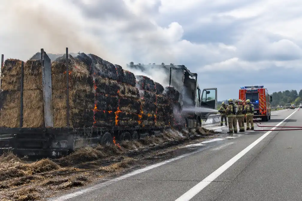 Vrachtwagenbrand legt E17 bij Aalbeke plat, enorme verkeershinder