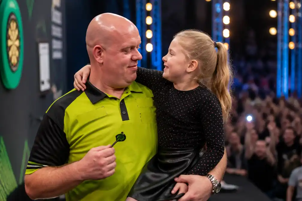 Michael van Gerwen schittert in Leverkusen met dochter Zoë op podium