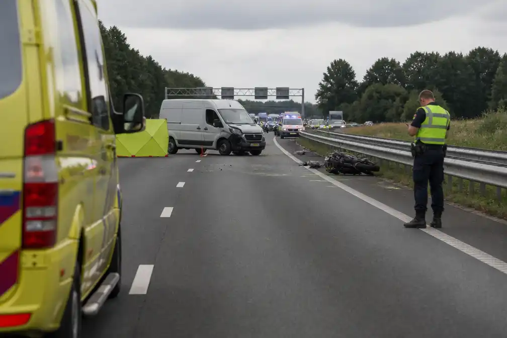 Motorrijder (29) omgekomen bij botsing met bestelbus en vangrail op A2 bij Best