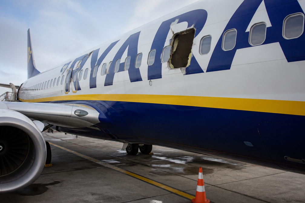 Echtgenote grijpt benen van man die bijna uit raam Ryanair-vlucht wordt gezogen