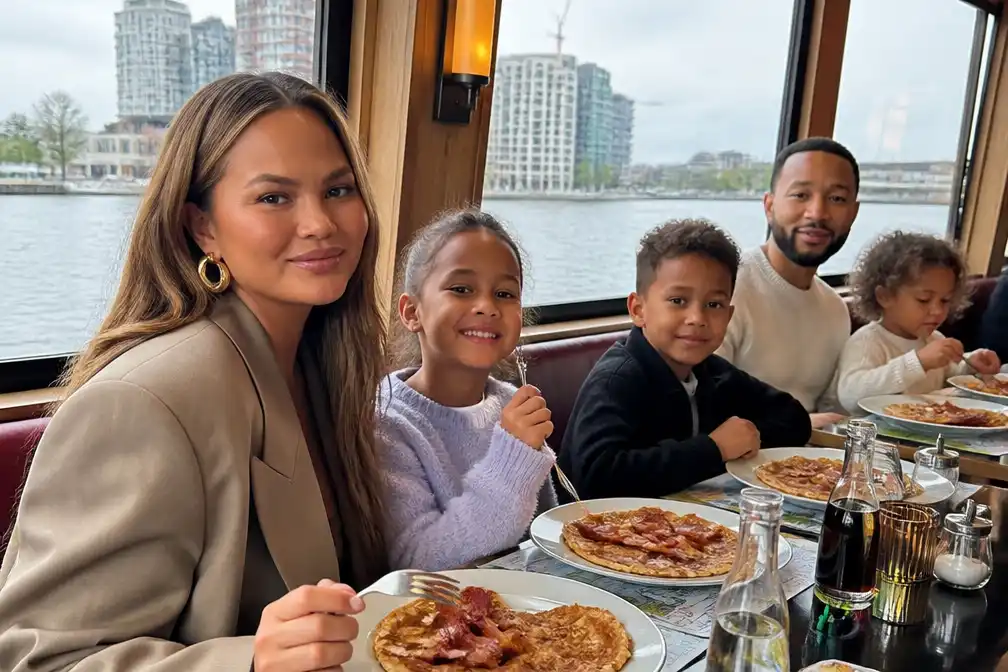 Chrissy Teigen bezoekt pannenkoekenboot in Rotterdam met gezin
