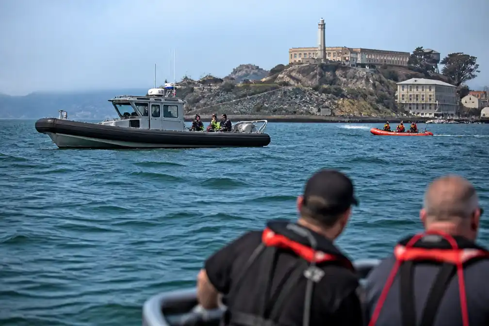 1 dode, 2 vermisten na zinken boot bij Alcatraz in Baai van San Francisco