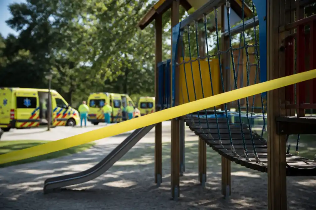 Zoon van Kim Kötter (8) na val van speeltoestel in ziekenhuis tijdens vakantie