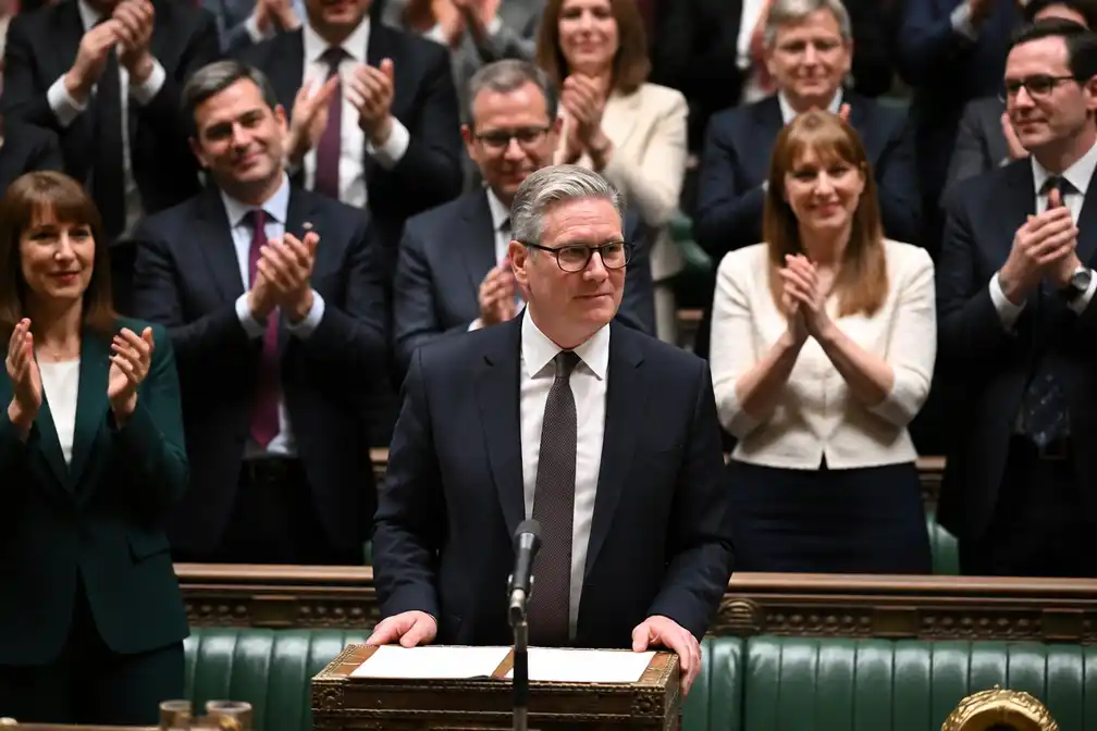 Britse premier Starmer neemt afscheid in parlement, krijgt staande ovatie
