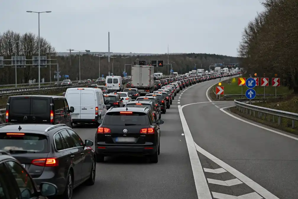 Kettingbotsing op E40 bij Brugge blokkeert al het verkeer richting kust