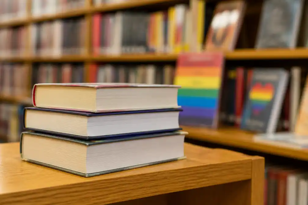 Drie auteurs op shortlist voor Hebban Winq Regenboogprijs