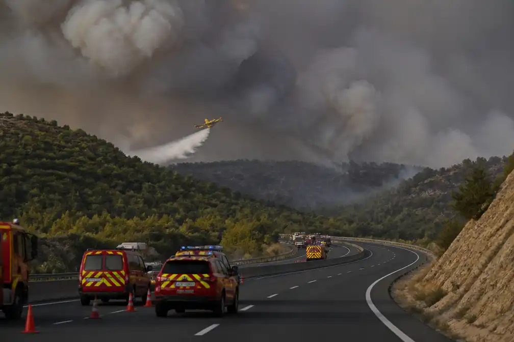 Natuurbranden in Spanje en Frankrijk eisen doden, dwingen evacuaties af; Autoroute du Soleil vermoedelijk binnen enkele 