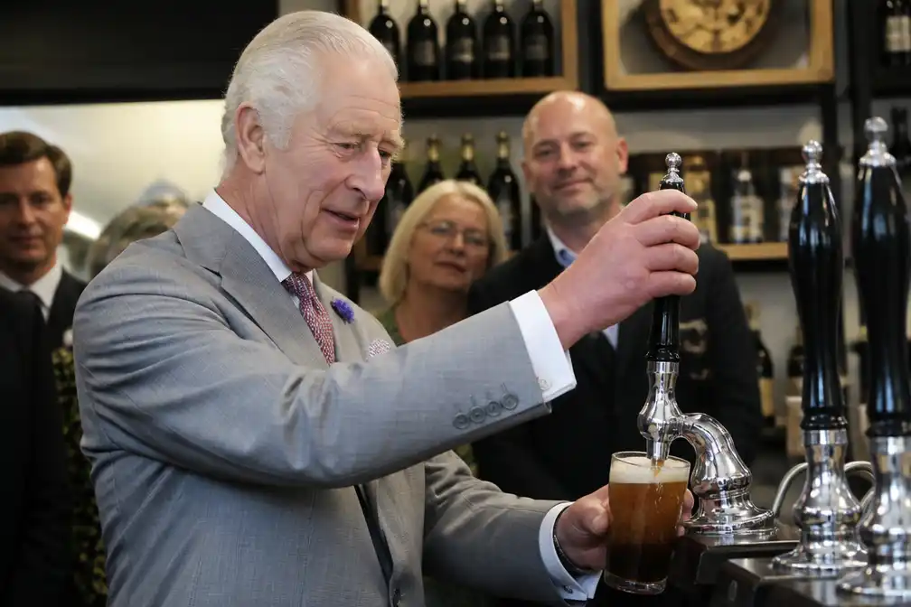 Koning Charles tapt biertje om verlies WK te vergeten