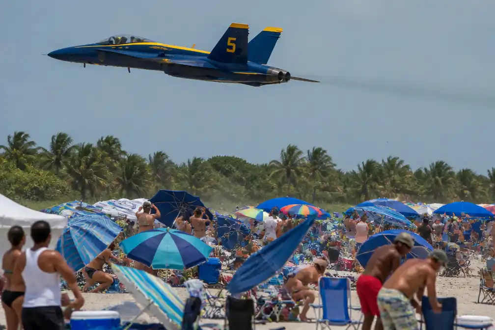Marine onderzoekt lage overvlucht Blue Angels boven Floridaans strand
