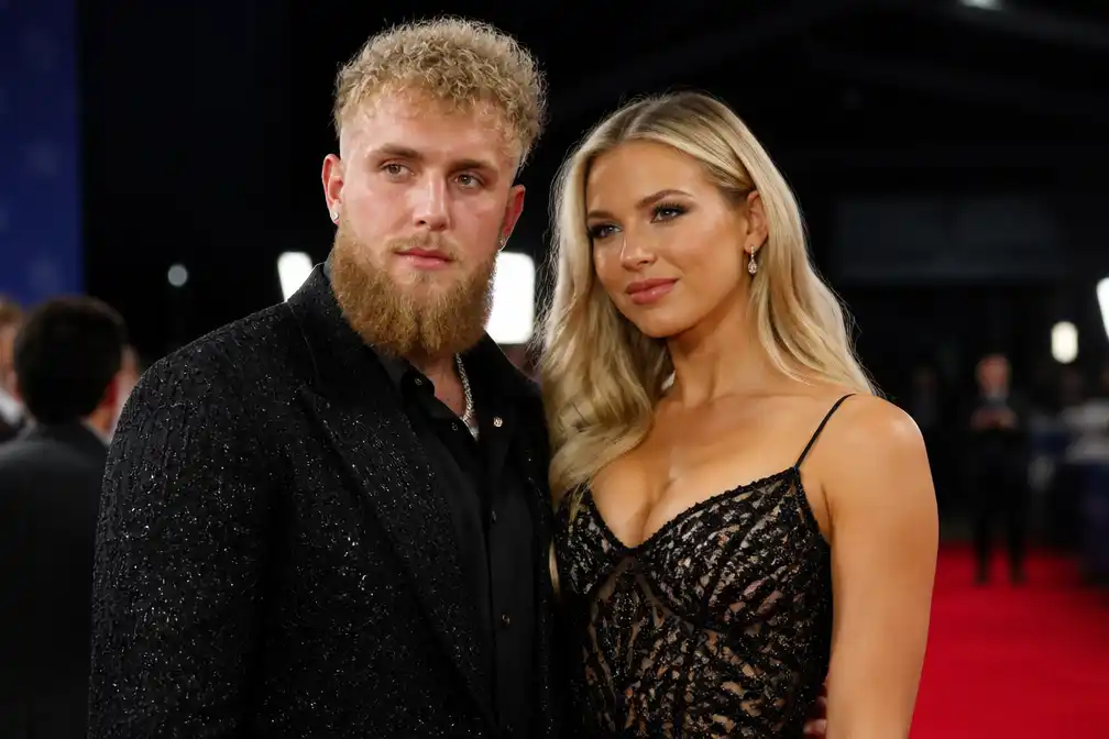 Schaatsster Jutta Leerdam straalt op rode loper met Jake Paul na jurkstress