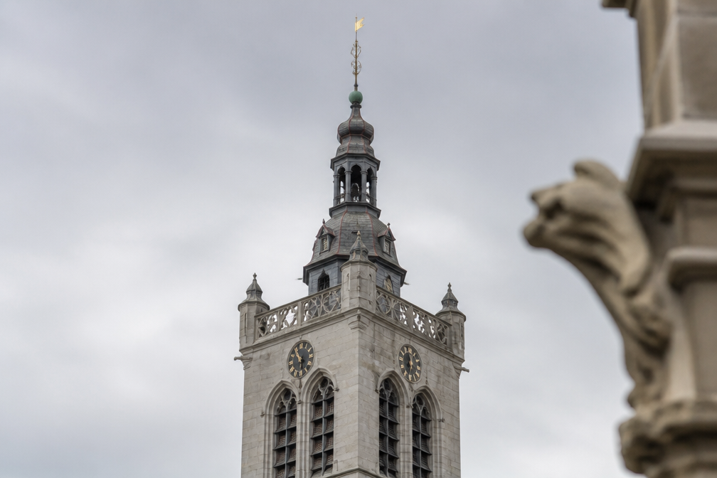 Dakruiter van Aalsters Belfort tijdelijk verwijderd voor restauratie