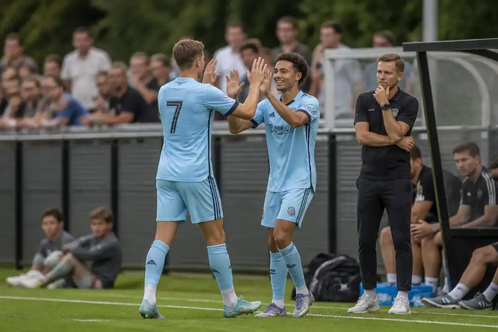 Feyenoord wint oefenduel van Charleroi (3-1) dankzij invallers