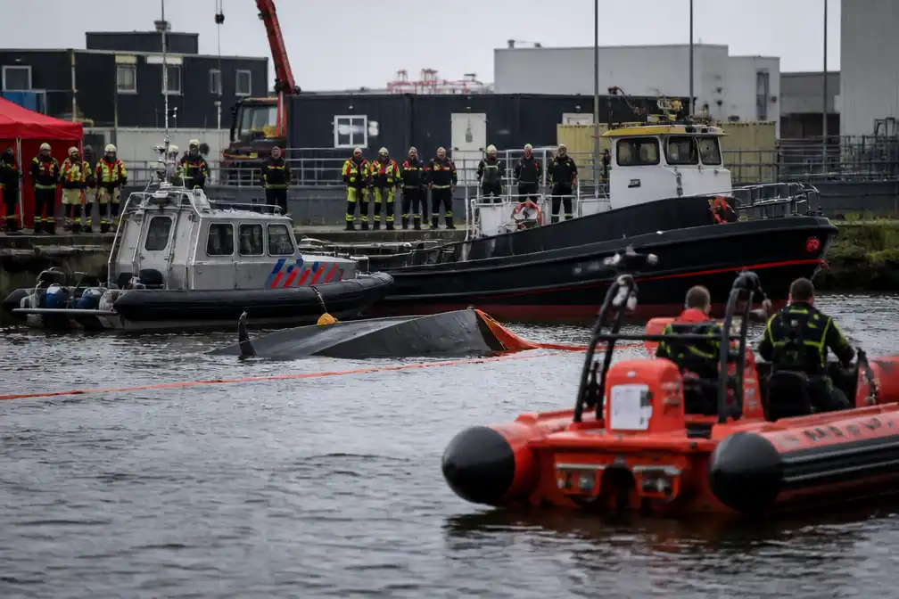 Duwboot gezonken in Coenhaven Amsterdam, opvarende vermist
