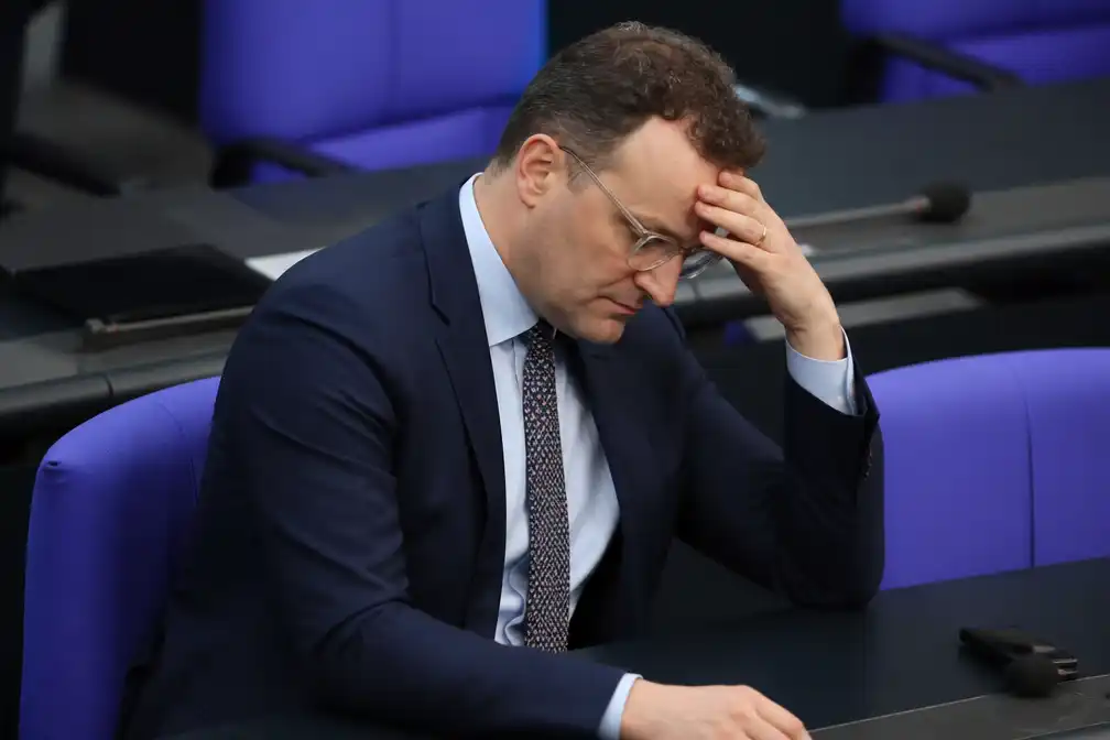 Duitse CDU-fractieleider Jens Spahn treedt af om draagmoederrel