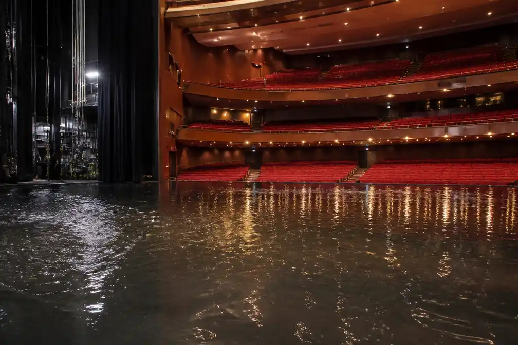 Podium Beatrix Theater onder water door defecte sprinkler, voorstellingen afgelast