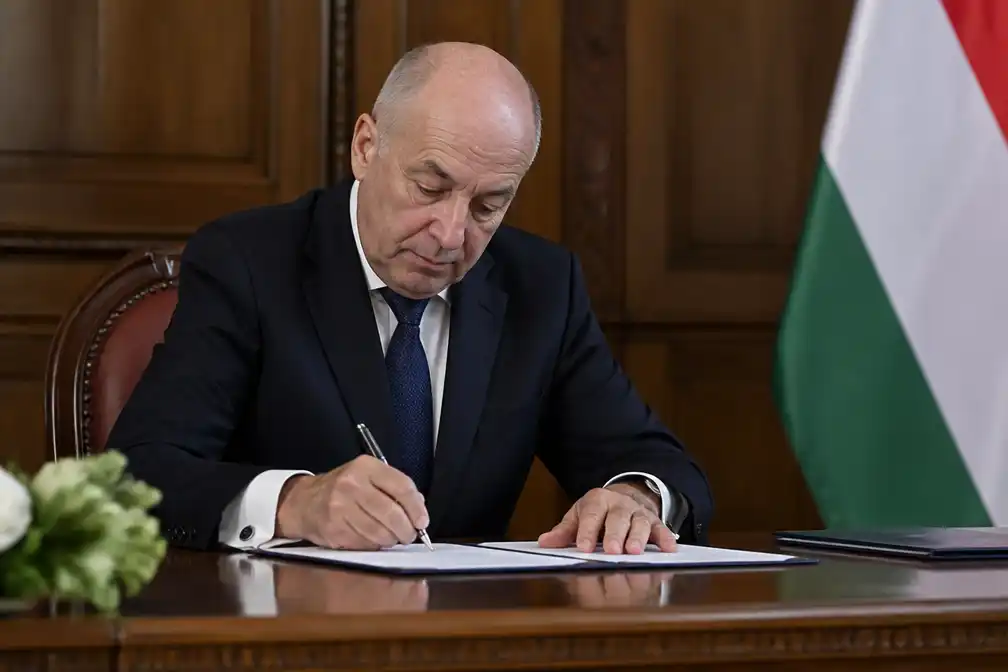 Hongaarse president Sulyok tekent wet die eigen ambtstermijn beëindigt