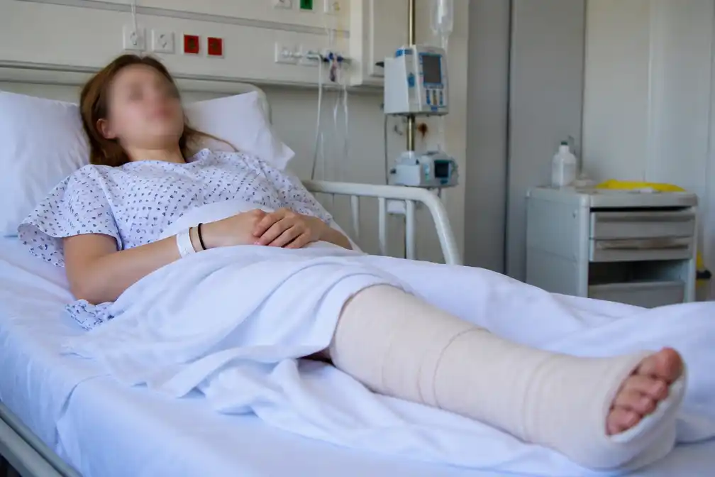 Frans meisje wordt wakker zonder verstandskiezen na enkeloperatie door ziekenhuisfout