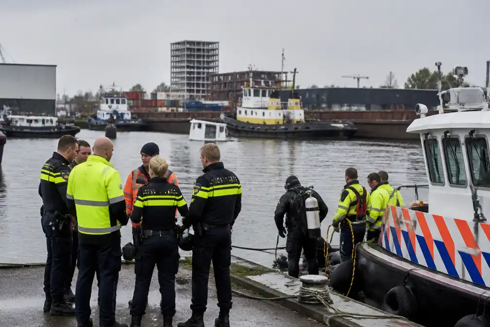 Opvarende duwboot Coenhaven Amsterdam dood gevonden