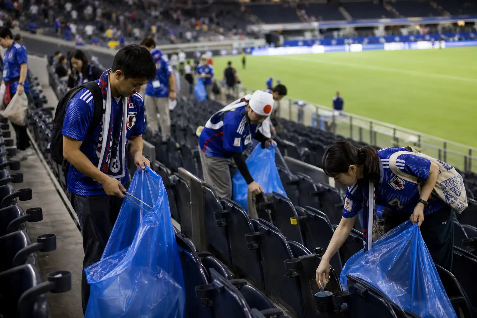 Japanse supporters ruimen stadion op na gelijkspel met Oranje