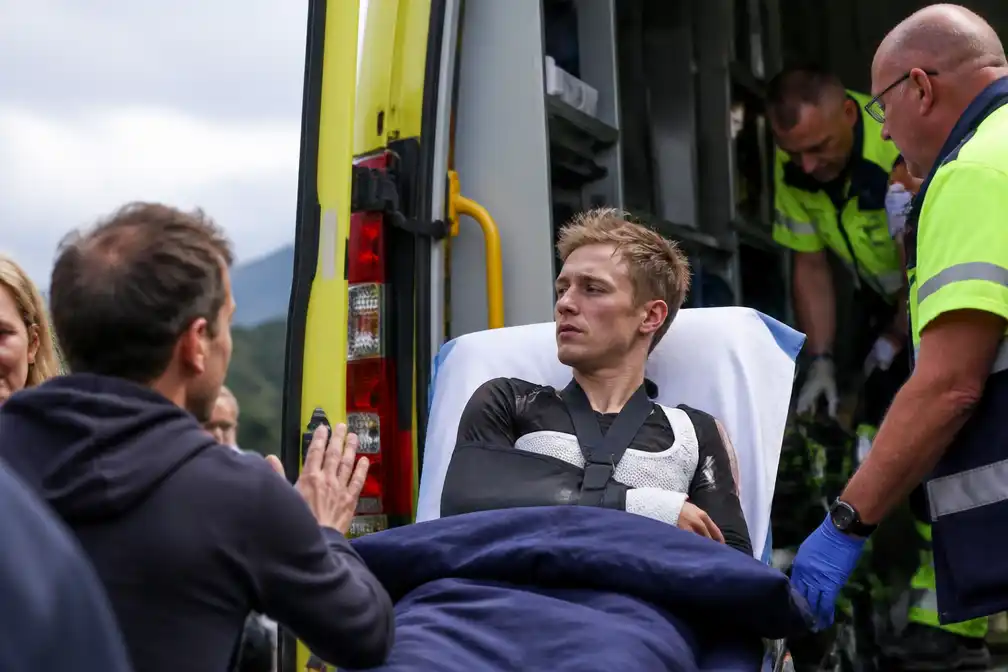 Jonas Vingegaard valt uit in Tour de France met gebroken sleutelbeen