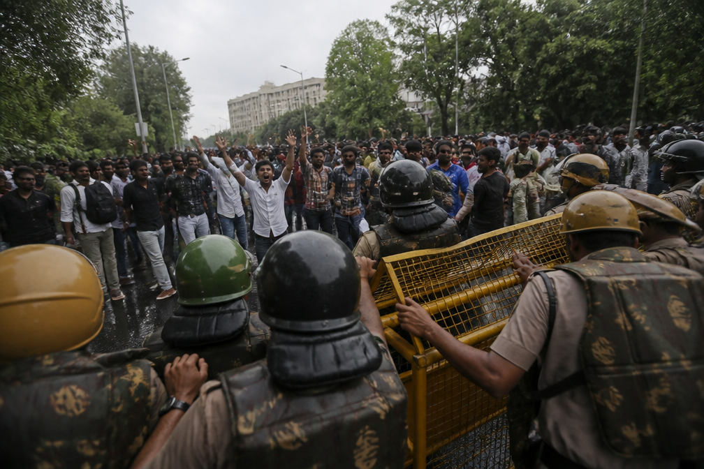 Duizenden demonstranten in New Delhi slaags met politie om onderwijsminister
