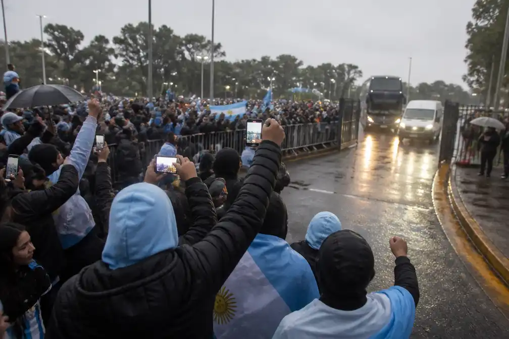 Duizenden fans onthalen Argentinië na WK-nederlaag, FIFA onderzoekt vechtpartij Paredes