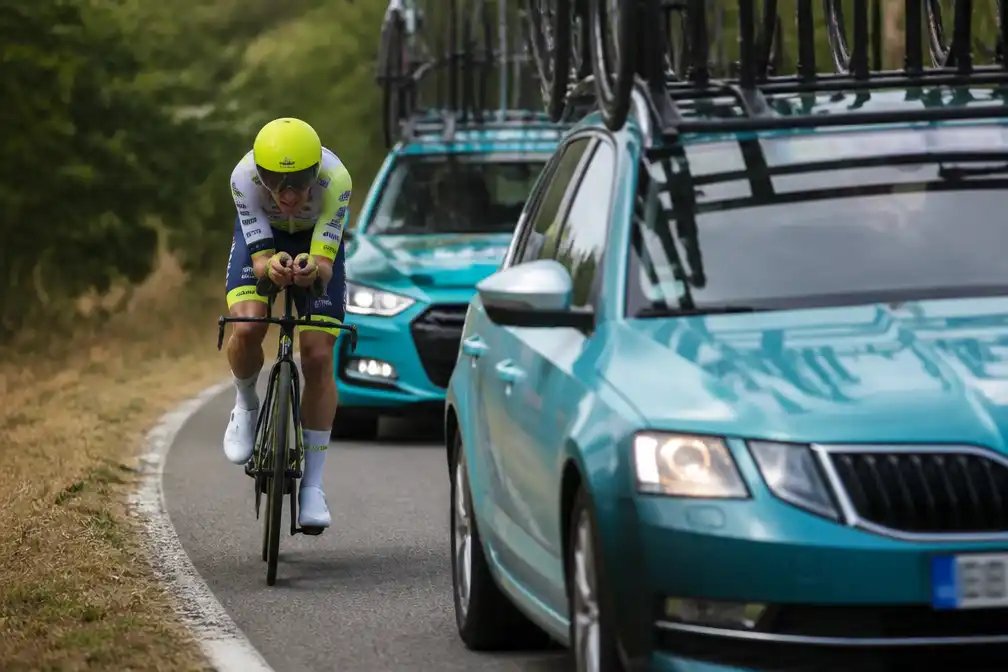 Huub Artz gefrustreerd na oponthoud door Astana-ploegauto's in Tour-tijdrit