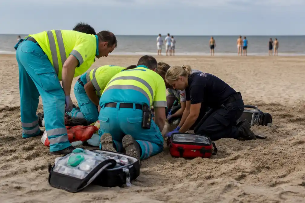 Tiener (14) gereanimeerd na bedolven te raken in zandput op strand in De Haan