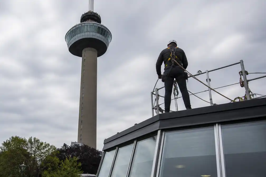 Burgemeester Carola Schouten abseilt zoals beloofd van de Euromast