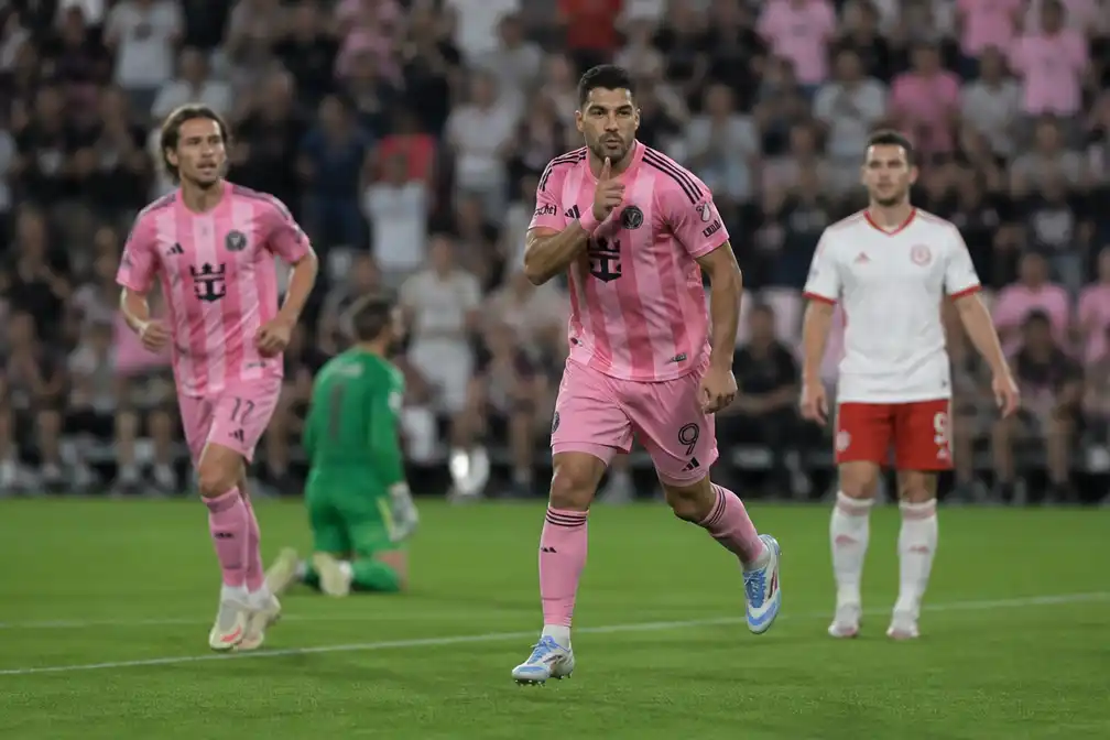 Inter Miami verslaat Chicago Fire met 3-2; Lewandowski debuteert, Suarez scoort tweemaal