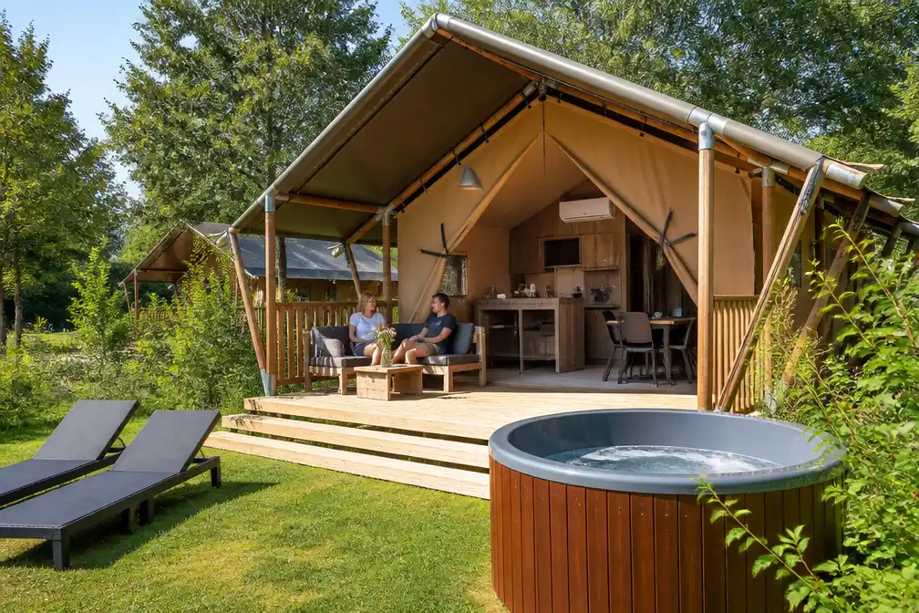 Glampinghype: Luxe tenten met vaatwasser en hottub veroveren kampeerwereld