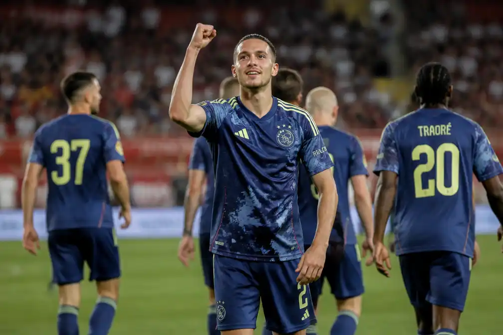 Ajax verslaat Vojvodina met 4-1 in Conference League-kwalificatie onder nieuwe trainer Míchel