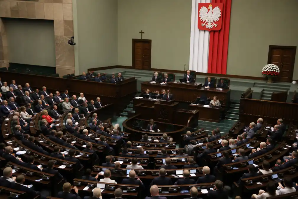 Meer dan 30 parlementariërs breken weg bij Poolse PiS-partij na interne strijd