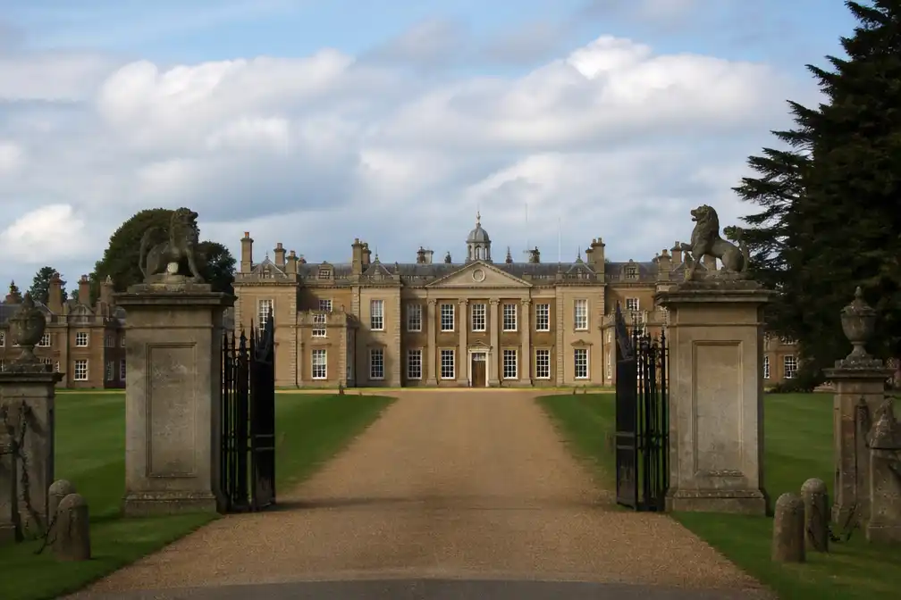 Prins Harry en Meghan met kinderen op bezoek bij oom Charles Spencer in Althorp
