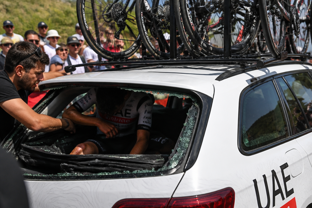 Colombiaan Rubio valt door achterruit auto tijdens chaotische Tour-etappe