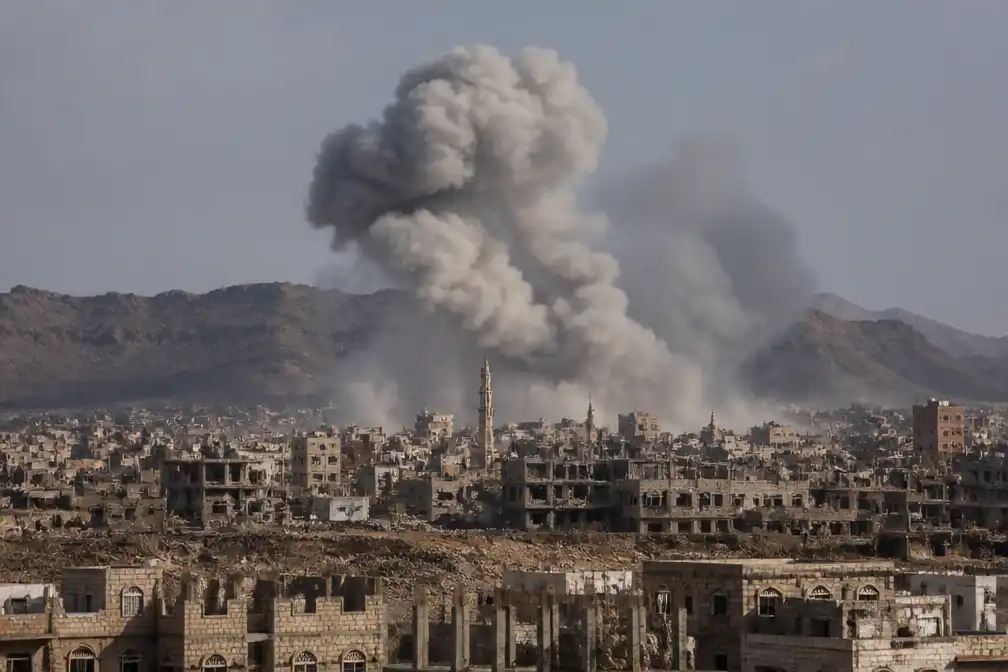 Saoedische coalitie treft Houthi-doelen in Jemen, VS schakelt tanker uit op weg naar Iran