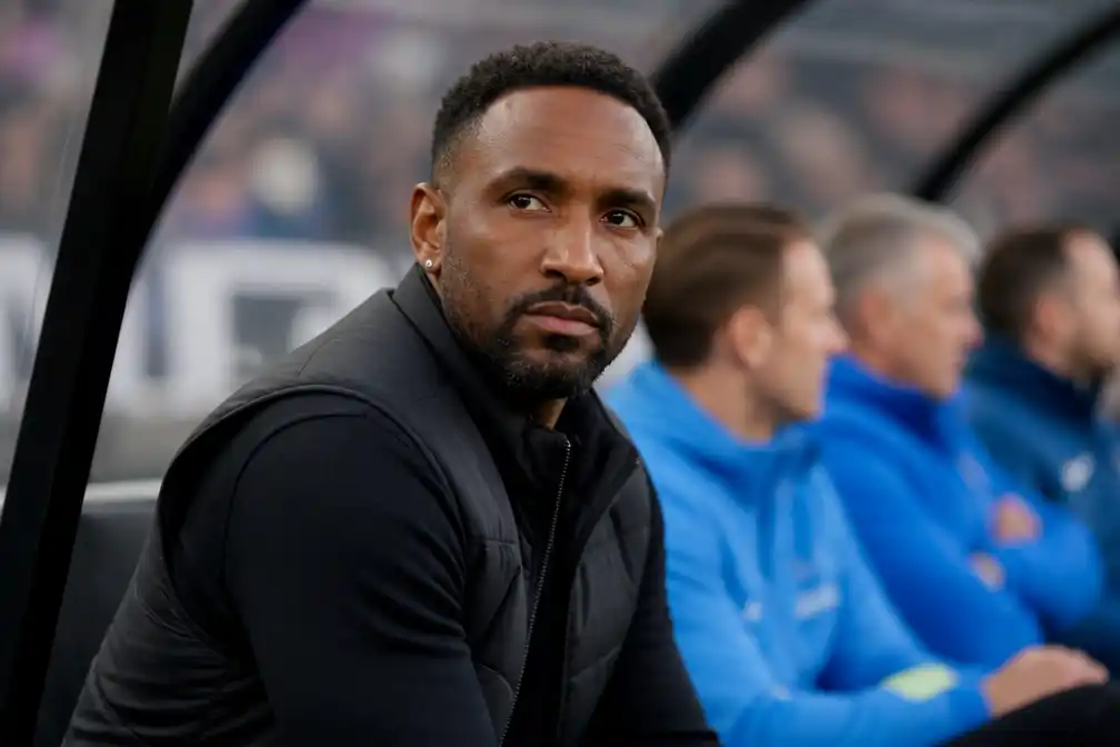 Woking-directeur noemt 'groeiende zorgen' voor vertrek Jermain Defoe