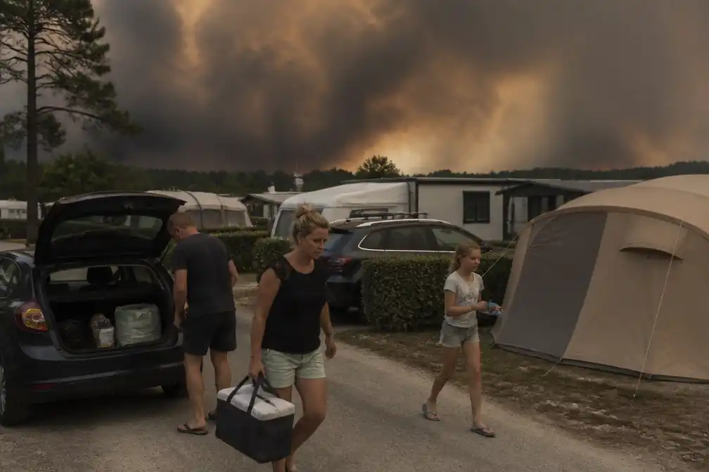 Nederlandse kampeerders vluchten of blijven terwijl bosbrand Frans campings nadert