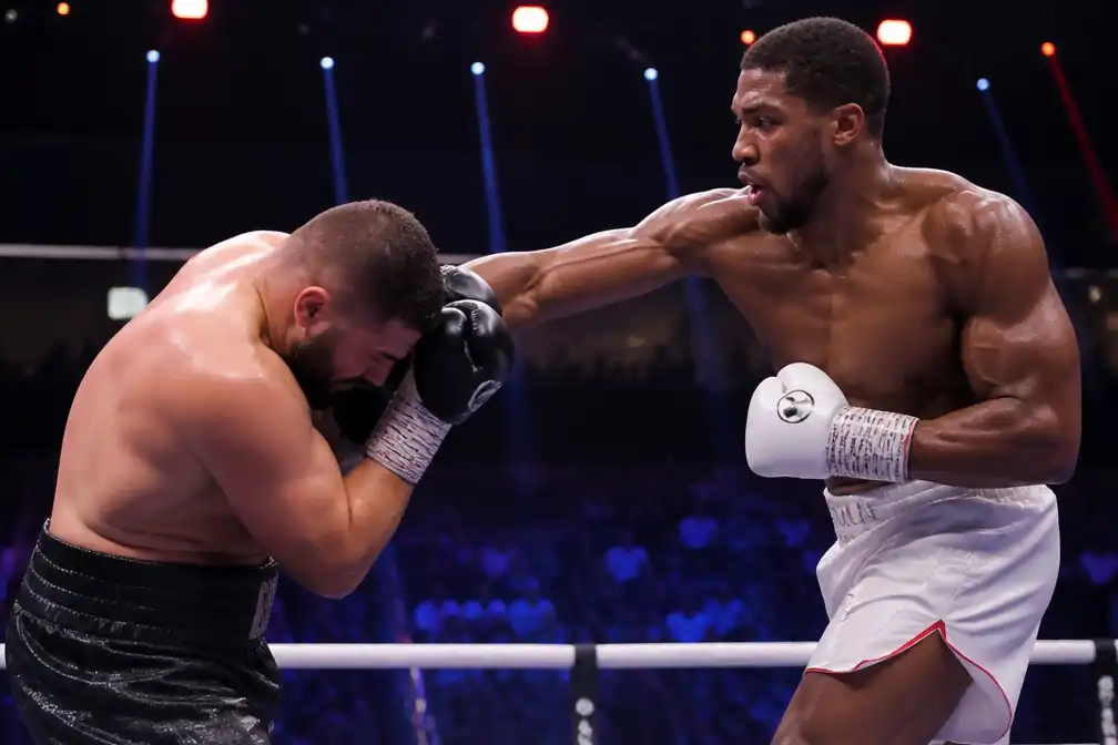 Joshua slaat Prenga in tweede ronde knock-out na twee vroege knockdowns