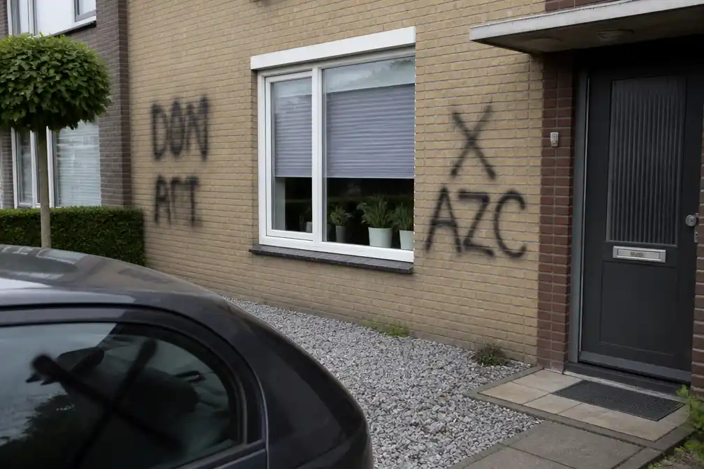 Tiental huizen en auto's van azc-voorstanders beklad in Bokhoven en Engelen