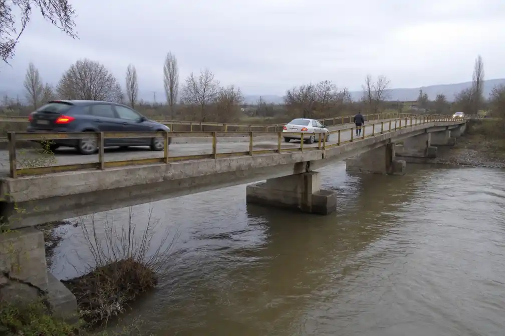 Grieken blijven ingestorte brug in Larissa gebruiken, drie jaar na storm