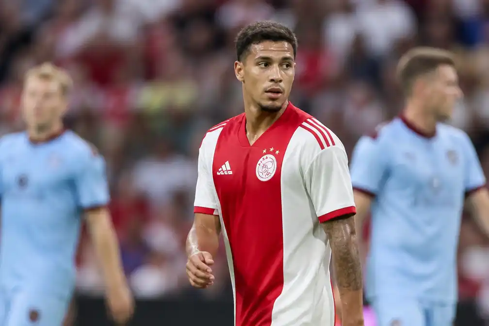 Marcos Leonardo maakt debuut voor Ajax in oefenzege, toont flitsen maar mist ritme