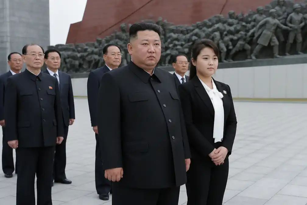 Kim Jong-un bezoekt oorlogsmonumenten met dochter op wapenstilstandsherdenking Koreaanse Oorlog