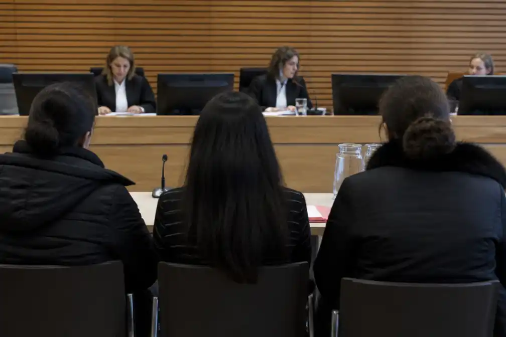 Zussen van femicide-slachtoffer Hoofddorp horen in rechtbank dat keel werd doorgesneden, OM biedt excuses aan