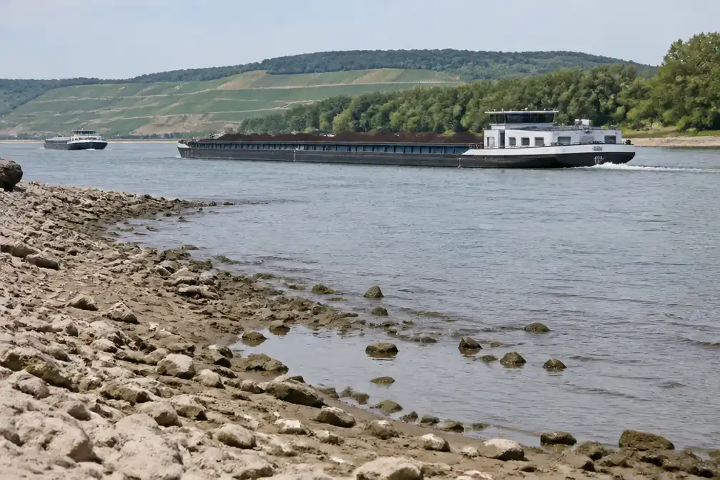 Rijnwaterpeil nadert historisch dieptepunt, bedreigt vervoer kolen en brandstoffen