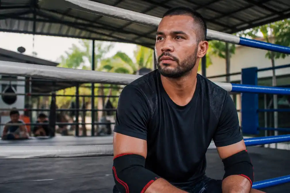 Oud-Rico Verhoeven tegenstander Ismael Lazaar (35) krabbelt op in Thailand
