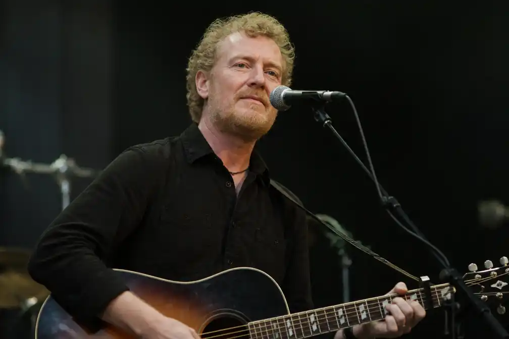 Oscarwinnende Ierse singer-songwriter Glen Hansard (56) omgekomen bij motorongeluk