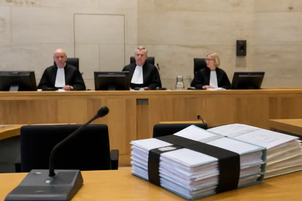Tiener Nour (14) doodgestoken terwijl ze vastgetapet in bed lag; moeder bekent daad