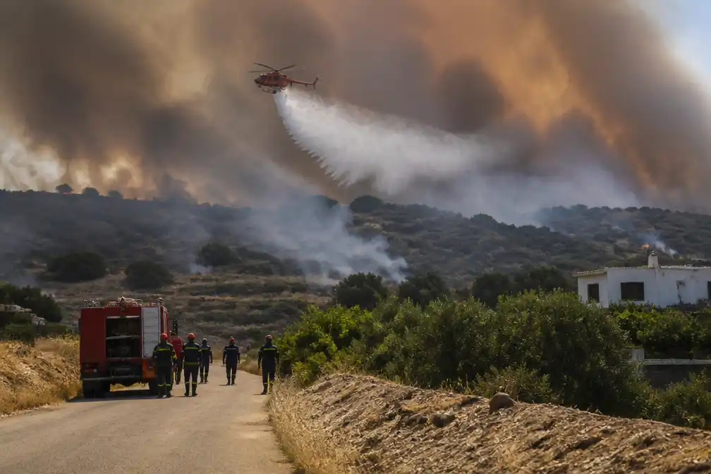 Twee brandweerlieden omgekomen bij natuurbrand op Kreta, duizenden geëvacueerd