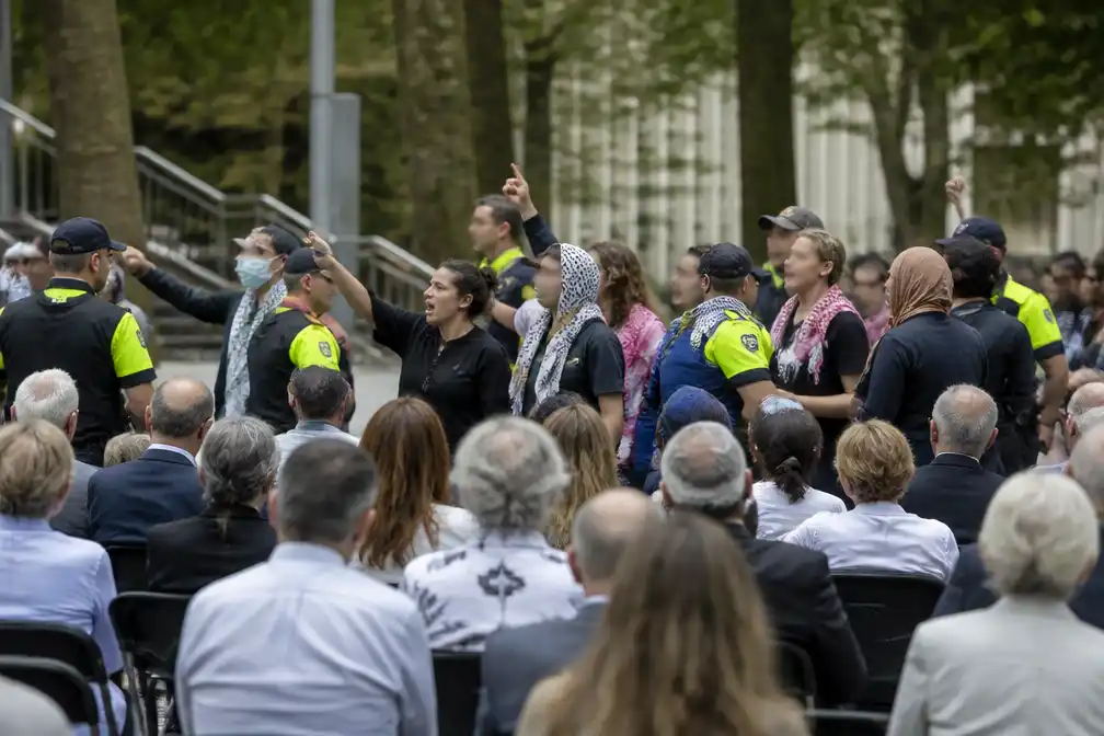 Betogers verstoren deportatieherdenking Rotterdam om aanwezigheid Israëlische ambassadeur